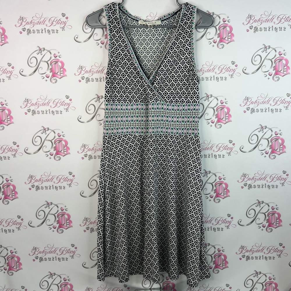 Max Studio dress geometric Vneck Black and White Patterned Midi Dress